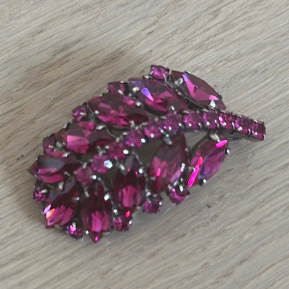 SOLD - Danny Pollak Handcrafted Fuschia Swarovski Crystal Leaf Brooch / Pendant - Picture 3 of 9